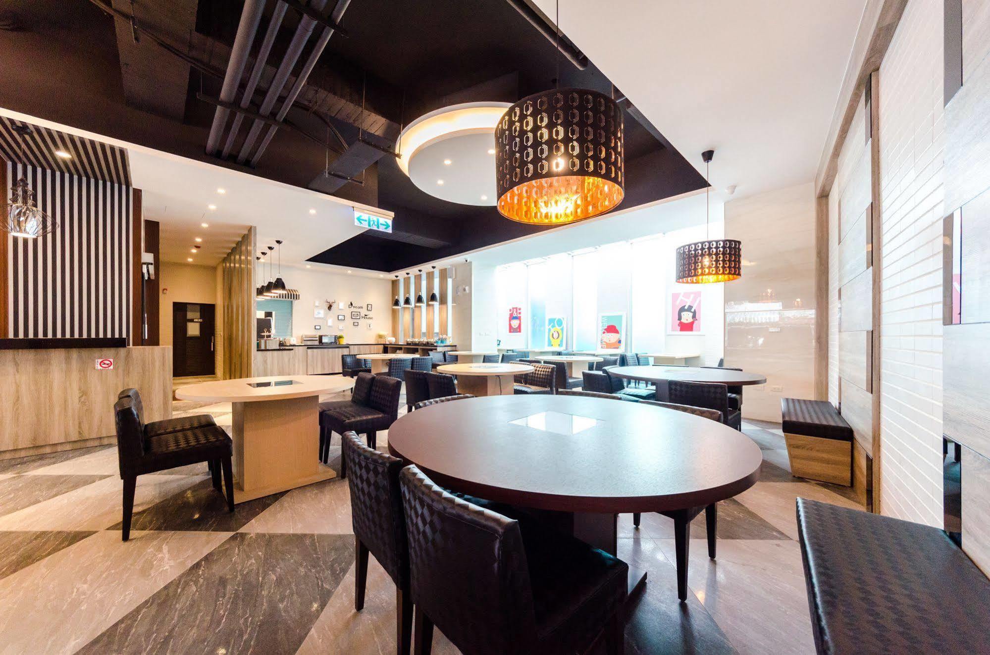P&E Hotel Тайнань Экстерьер фото